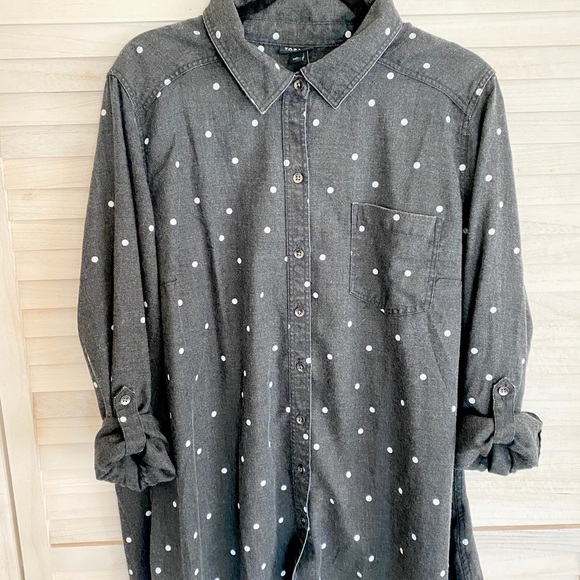TORRID Taylor Grey Dot Print Button Up Top - Picture 2 of 3